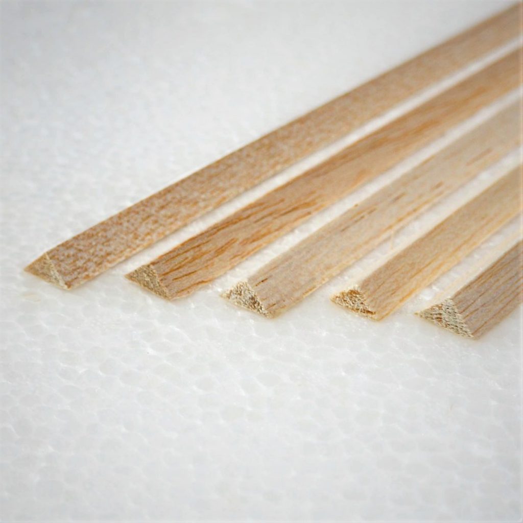 LISTON TRIANGULAR BALSA 8X8mm (longitud 1000mm)